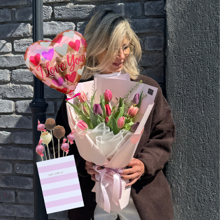 טוליפים צבעוניים עם בלון שוקולד וכרטיס ברכה טוליפים צבעוניים עם בלון שוקולד וכרטיס ברכה