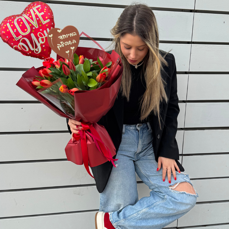 טוליפים לאוהבים עם בלון ולב שוקולד