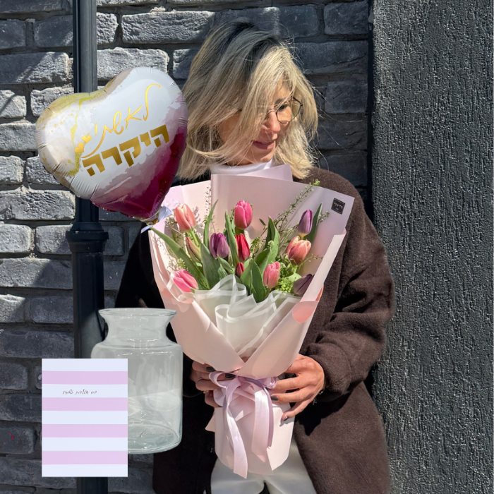 טוליפים צבעוניים עם בלון אגרטל וכרטיס ברכה