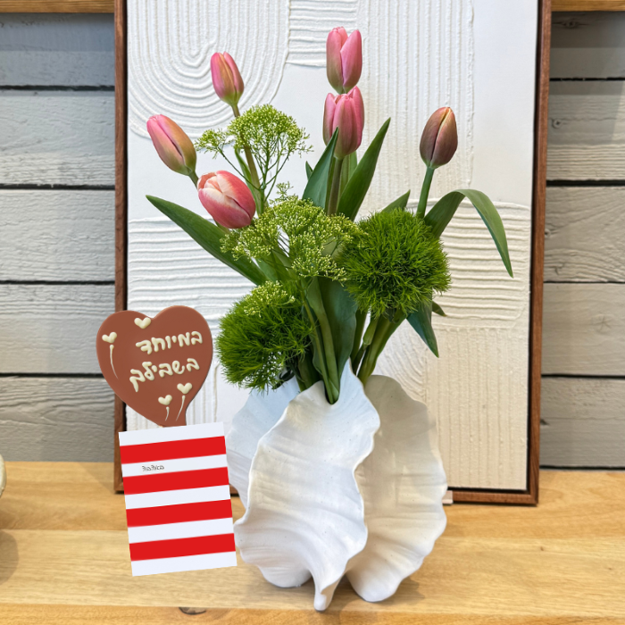 טוליפים בכלי יוקרתי עם שוקולד וכרטיס ברכה