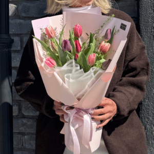 זר טוליפים צבעוניים