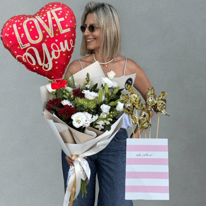 פריחה אדומה עם בלון שוקולד וכרטיס ברכה