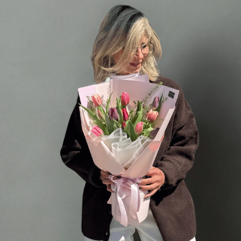 זר טוליפים צבעוניים