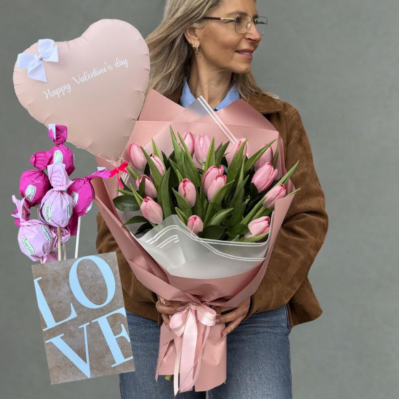 טוליפים קלאסיק עם בלון , ברכה ושוקולדים