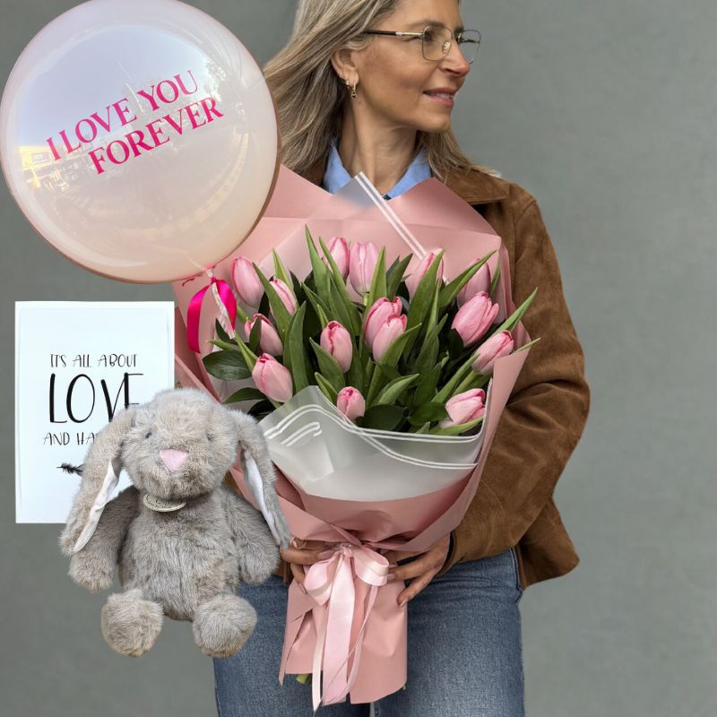 טוליפים קלאסיק עם בלון, כרטיס ברכה ודובי ארנב