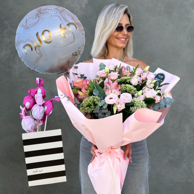 אושר ורוד- פרחים, בלון, שוקולד וכרטיס ברכה