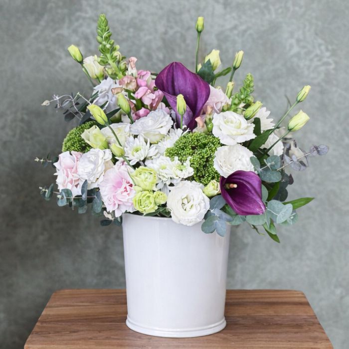 זר פרחים בכלי קסם סגול