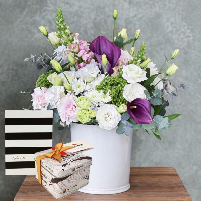 קסם סגול- פרחים, שוקולד וכרטיס ברכה