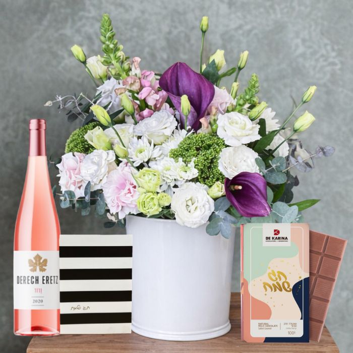 קסם סגול- זר פרחים עם יין שוקלד וכרטיס ברכה