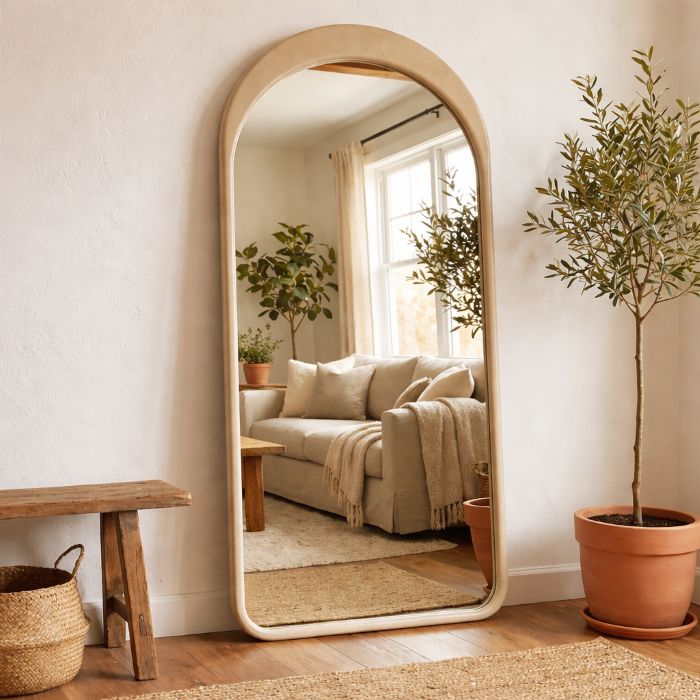 מראה עם מסגרת עץ בהירה